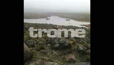 Arequipa Buses Quedan Sumergidos En Laguna Y Tres Personas Mueren