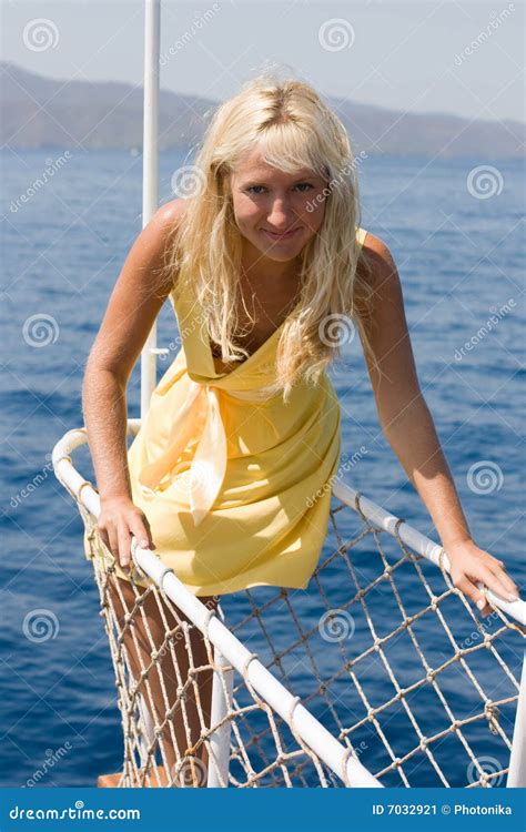 Het Blonde Vrouw Stellen Op De Boog Van Het Schip Stock Afbeelding Image Of Volwassen
