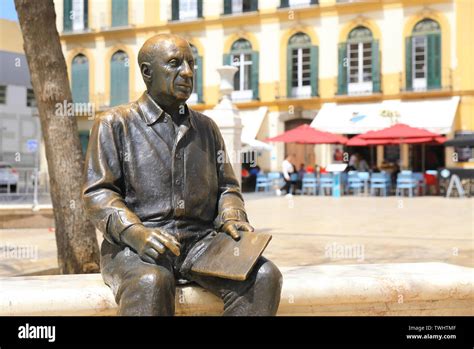 Statua Di Bronzo Di Pablo Picasso Seduta Su Una Panchina In Plaza De