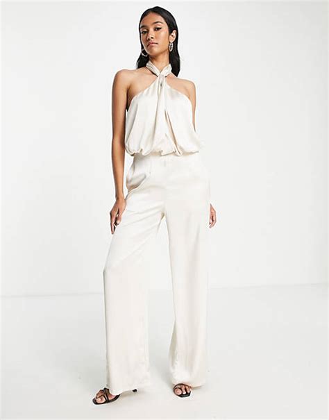 Pretty Lavish Ostronvit Jumpsuit Med Snurrad Knut Vid Halsen Av Satin Asos