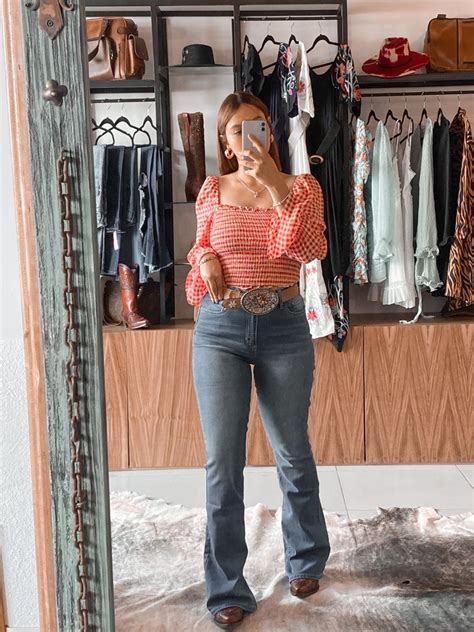 Outfit Vaquero Con Botas Y Pantalones Acampanados