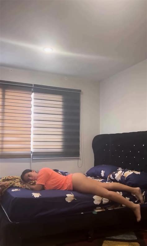 Latina Jugando En Una Cama