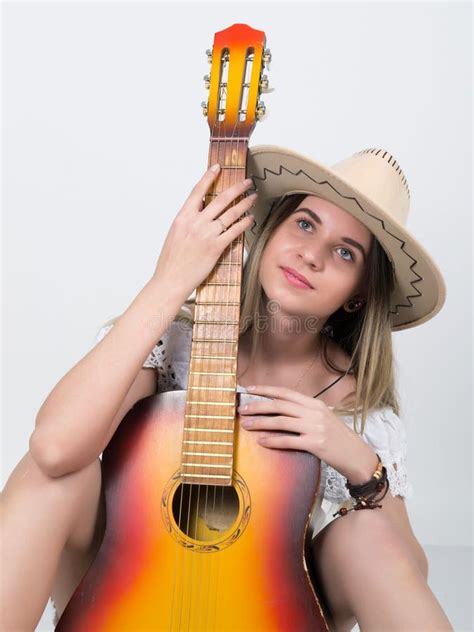 Het Mooie Jonge Langbenige Blonde Meisje Van Het Land In Een Van De