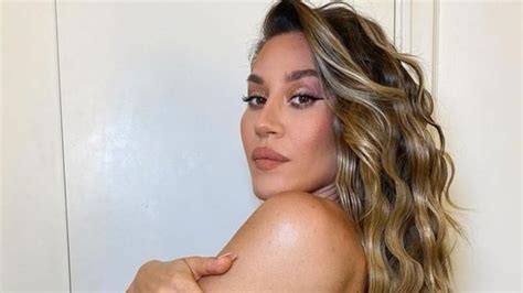 Exitoina Jimena Barón cada vez más hot topless y pantalones bajos