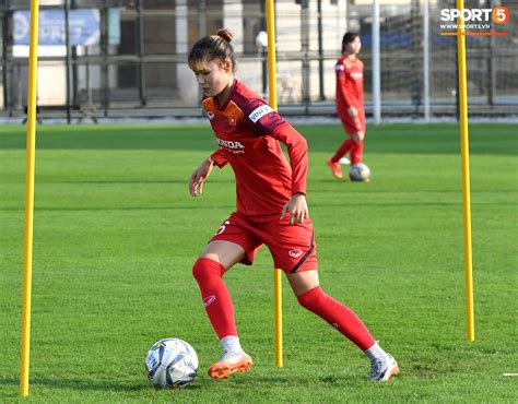 Hot girl Hoàng Thị Loan trang bị kín từ đầu đến chân khi tập luyện dưới cái nắng như đổ lửa