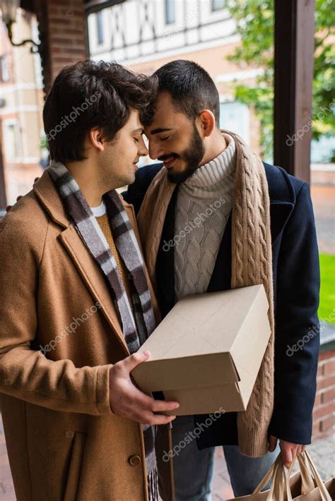 Joven Gay Hombre Con Cerrado Ojos Celebraci N Shoebox Mientras De Pie Cara A Cara Con Feliz