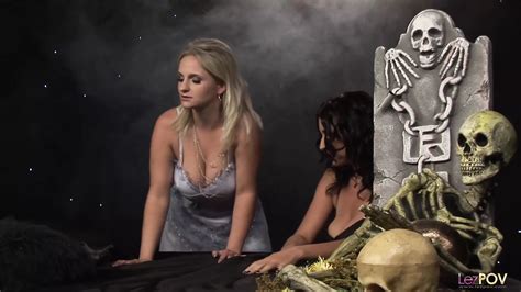 Vollbusige blonde schlampe teilt ein paar sexspielzeug mit einer brünetten freundin xHamster