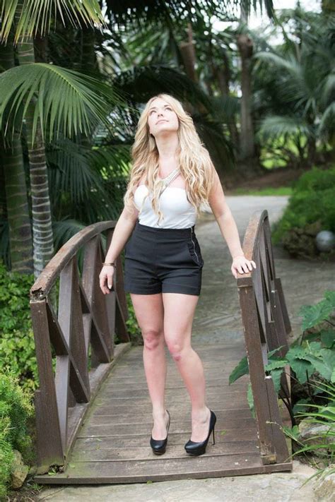 bikini eller baddräkts tjej My Martens