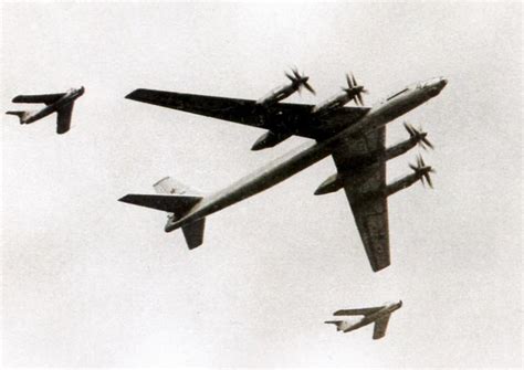 Пара МиГ-17 сопровождает стратегический бомбар-дировщик Ту-95 на ...