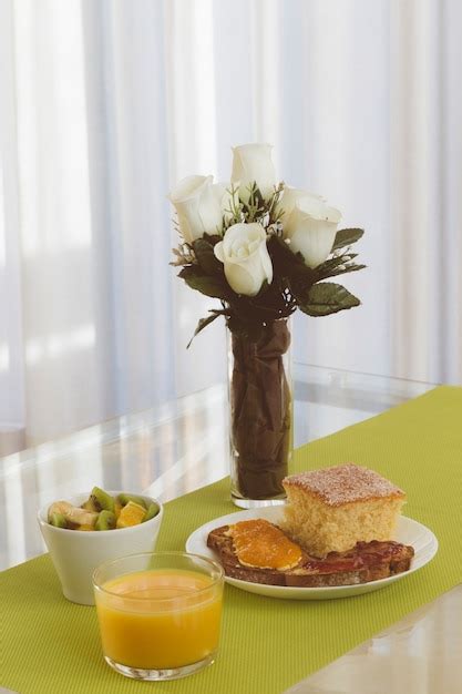 photo breakfast  table