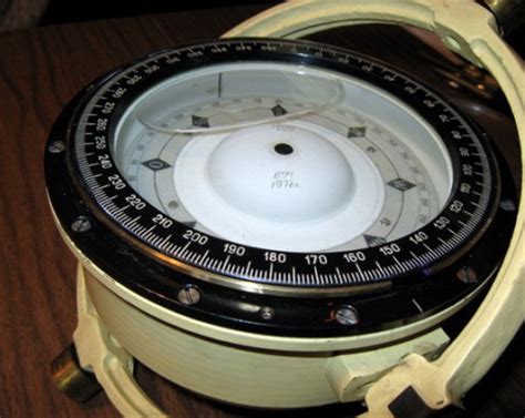 Назначение и принцип действия магнитного компаса, Навигационное приборы ...