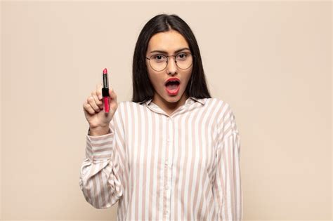 Mujer Latina Joven Que Parece Muy Conmocionada O Sorprendida Mirando Con La Boca Abierta
