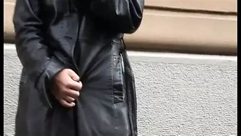 Kåt lustälskande milf med hårig fitta våt och öppen i scen från film la moglie del salumiere