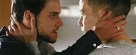 Rai Proteste Con Raiomofoba Per Le Scene Del Bacio Gay Tagliato Nella Fiction Il Delitto