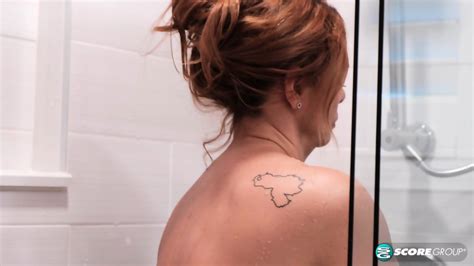 La Belle mère Latina Juliett Russo Prend Une Douche Partie 1