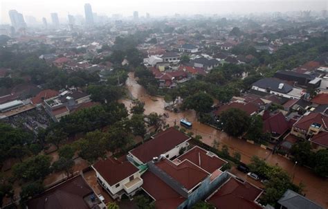 Monsoon Paralyzes Indonesian Capital Floods Presidential Palace