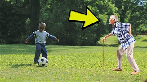 Opa Geht Immer In Den Park Und Sieht Kindern Beim Spielen Zu Bis Eines