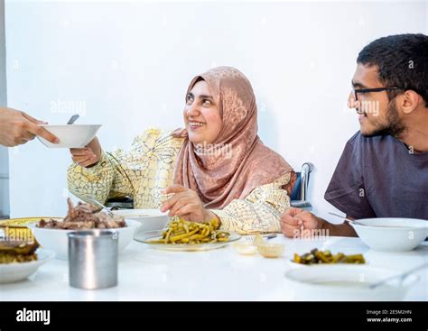 Muslimische Familie Am Essen Fotos Und Bildmaterial In Hoher