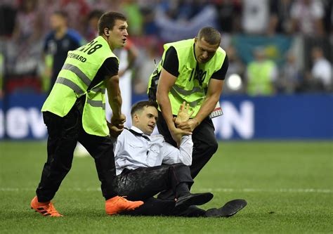 Kroatien Star Dejan Lovren und Sicherheitskräfte zerren Pussy Riot