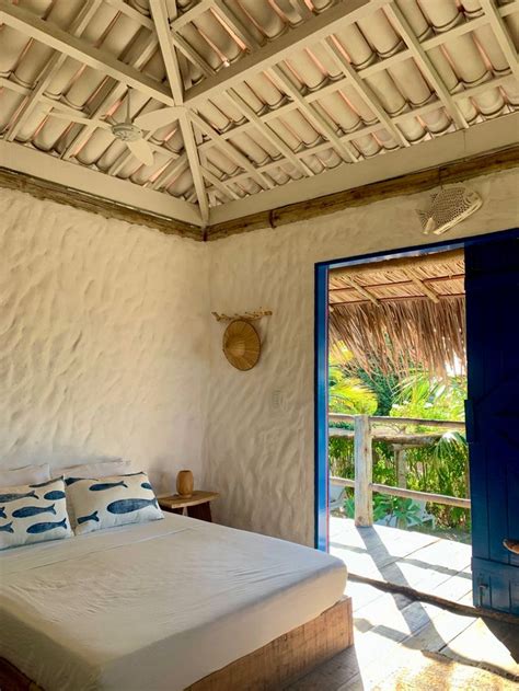Foto De Pousada Simples - Cabana de Madeira com Portas Azuis | Pousada praia simples, Quarto ...