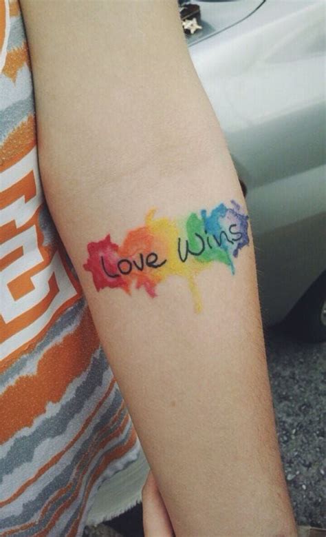 Tatuajes De Homenaje Al Orgullo Gay Mujer De Tatuaje Gay Tatuajes Lgbt Tatuajes De Arco Ris