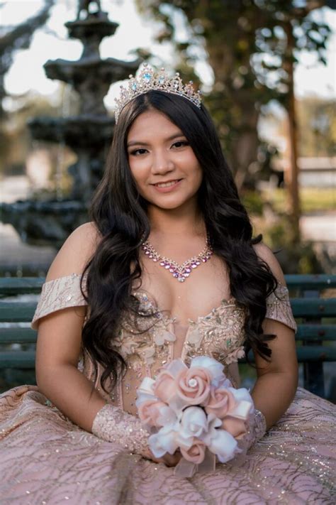 Vestido de 15 años color nude con dorado Mechita Collection