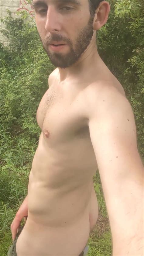 Fit guy loves getting naked outside ThisVid 日本語で