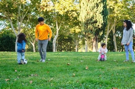 Familia Hispana Con Dos Ni Os Jugando F Tbol Y Con Bicicleta De