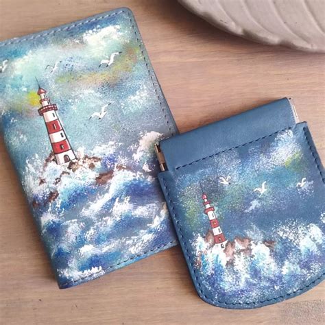 Изделия из кожи: Обложка на паспорт и монетница с маяком