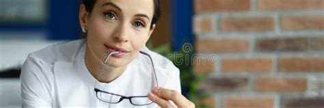 Jovencita Guapa Vestida Con Ropa De Oficina Sostiene Brunette Lentes Negras Empleado Exitoso