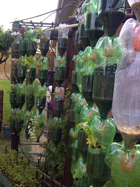 How To Build Your Own Hanging Garden With Plastic Bottles Dengarden