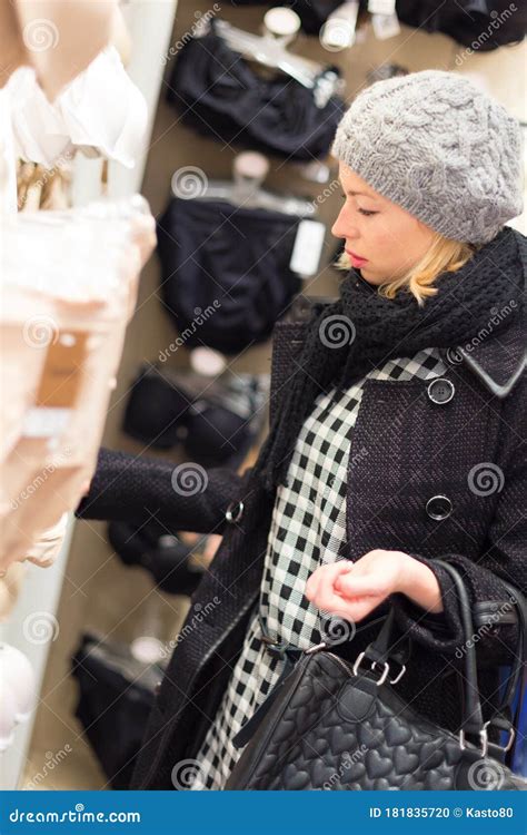 Bela Senhora Comprando Em Lojas De Lingerie Foto De Stock Imagem De Interior Roupa