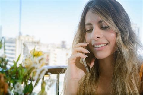 Primer plano de una joven latina en una llamada telefónica escuchando atentamente en su