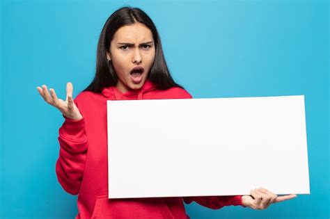 Joven Mujer Latina Que Parece Desesperada Y Frustrada Estresada Infeliz Y Molesta Gritando Y