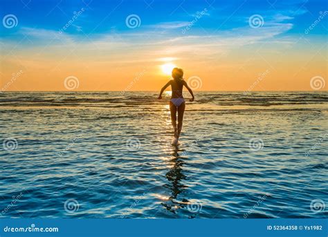 Femme Dans Le Bikini Blanc Posant En Mer Photo Stock Image Du Mensonge Bleu 52364358