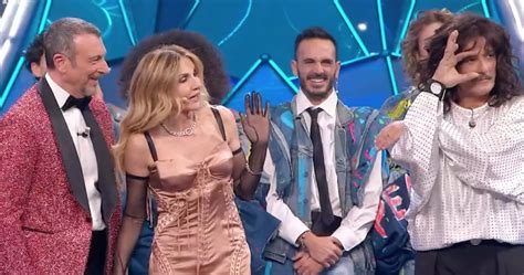 Lorella Cuccarini A Sanremo Arriva In Intimo Labito Con Corsetto