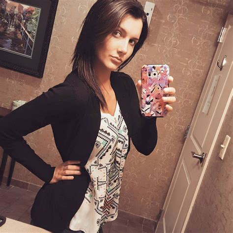 Brunette Selfie Scrolller