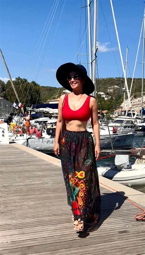 Diva Hồng Nhung diện bikini bé xíu khoe cơ bụng múi đáng ngưỡng mộ