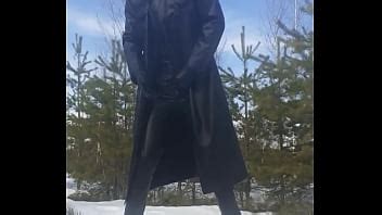 Tío de cuero pajeándose en el bosque XVIDEOS