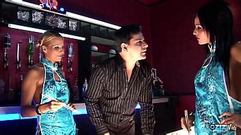 Milfs Rubia Y Morena Complacen A Su Cliente En Un Tr O Caliente Xvideos