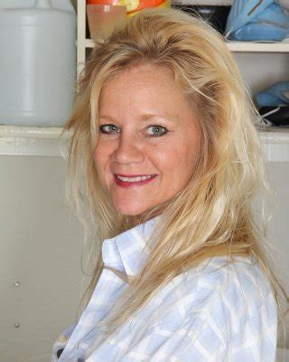 Lady sonia busty blonde milf posing in tan garter stockings アダルト画像セックス画像 3471081 PICTOA