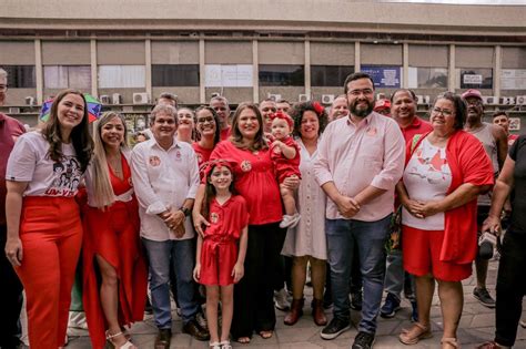 MARÍLIA ARRAES candidata vota em colégio no Parnamirim no Recife