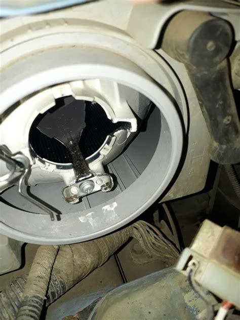 крепление лампы в фаре — Chevrolet Aveo 5-door (1G), 1,4 л, 2007 года ...
