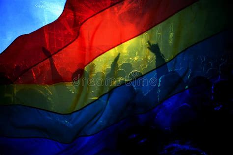 Silhueta De Uma Parada Dos Gay E Lesbiana Uma Bandeira Do Arco íris Símbolo Do Amor E Da