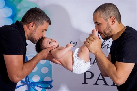 Após 7 anos casal gay consegue adotar criança Amor incondicional Metrópoles