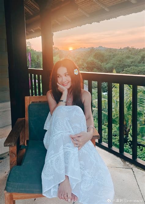 Vợ chồng bom sex Ôn Bích Hà vẫn mặn nồng sau 24 năm cưới