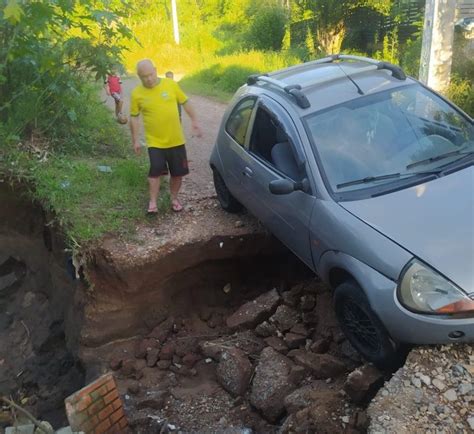 Moradores Da Santa Lucia Sofrem Cratera No Meio Da Rua E Clamam Por