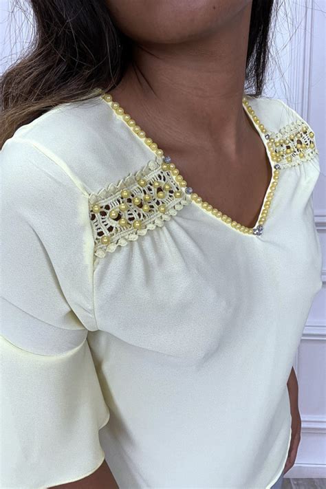 Blouse Jaune Avec Perles Au Col Et Dentelle Aux Paules