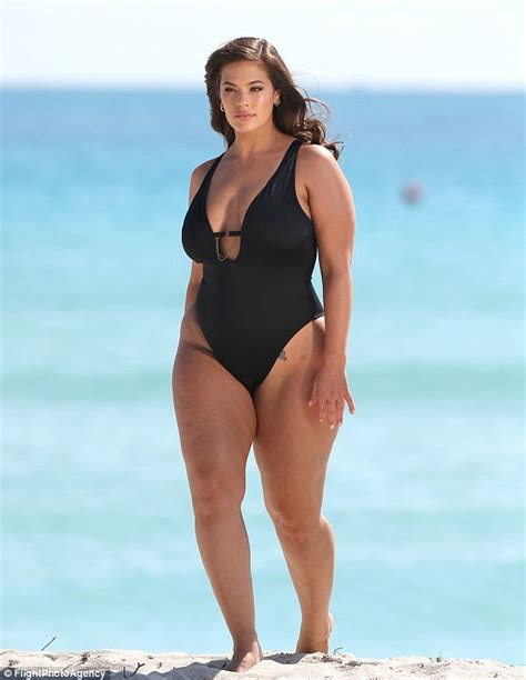 Ashley Graham Accentuates Hourglass Curves In Black Bikini Daily Mail