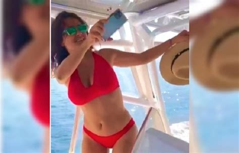 Salma Hayek Luce Impresionante Bikini Rojo En Su Cumplea Os C Rculo Rojo Noticias